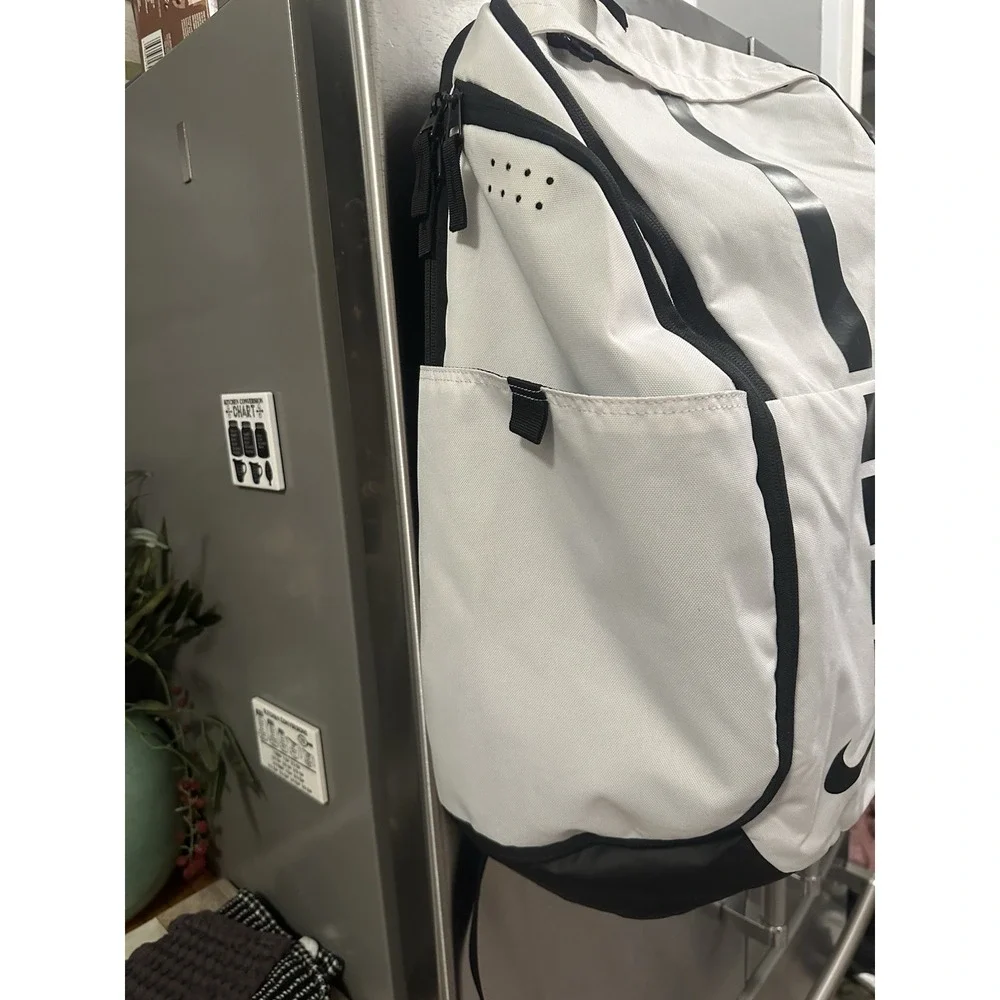 Nike Elite 32L Large Backpack White/Black Zip Padded Adjustable 4-Pocket